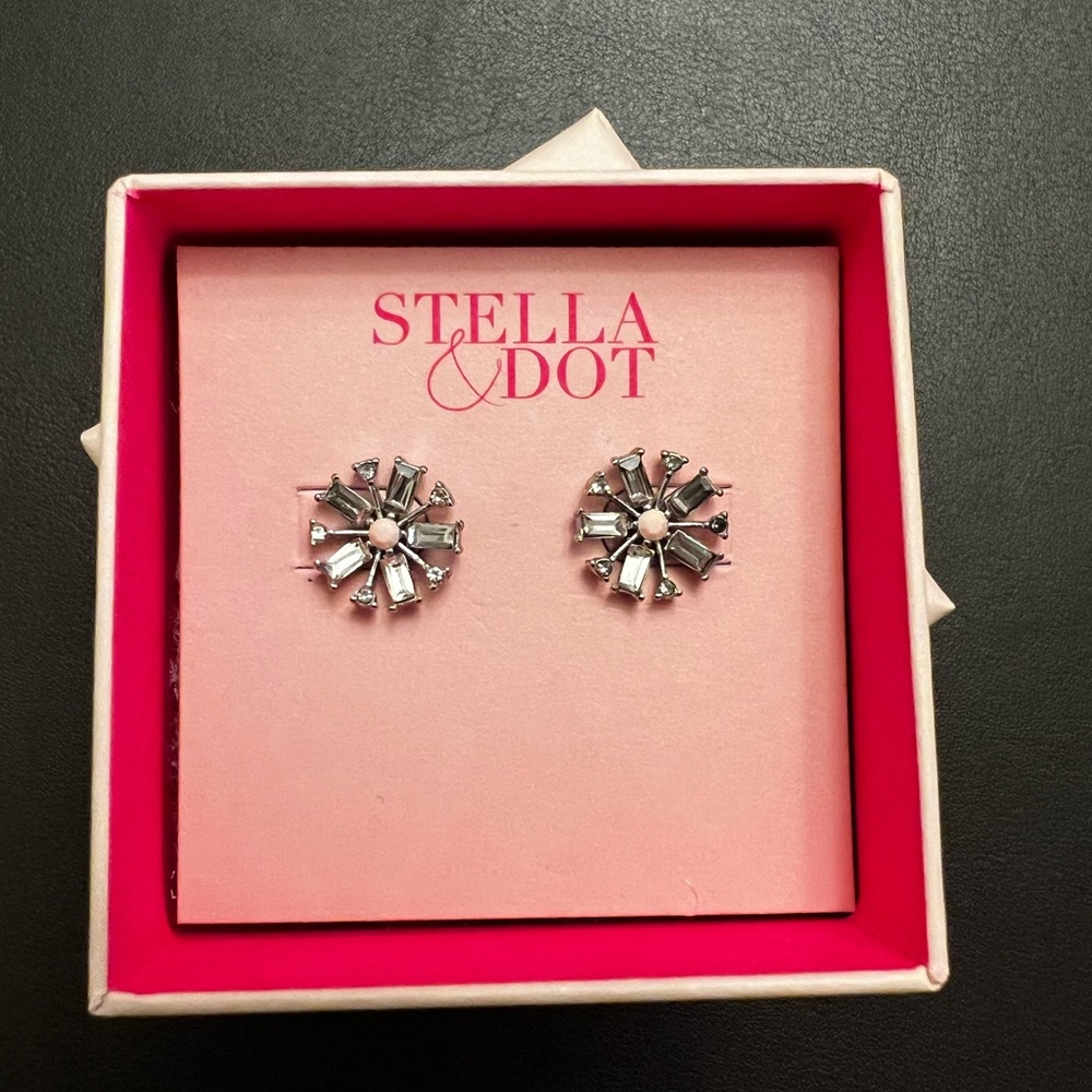 Stella & Dot Delicate Daisy Stud Earrings